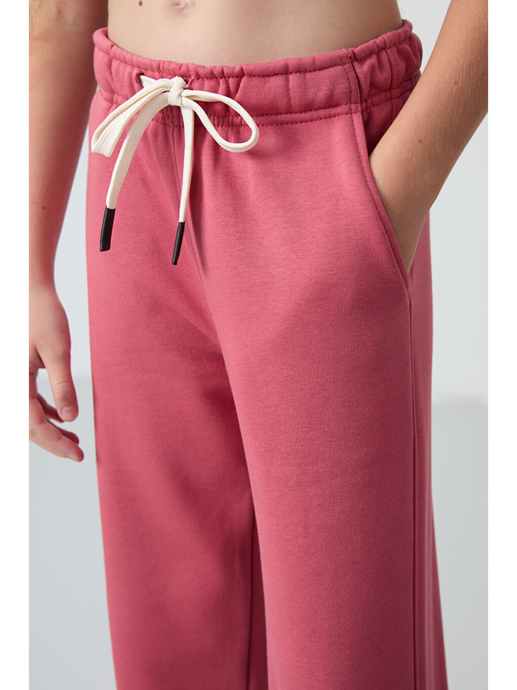 Kırmızı Yaban Gülü Pamuklu İçi Tüylü Yumuşak Dokulu Standart Fit Nakışlı Kız Çocuk Eşofman Alt - 75146-4