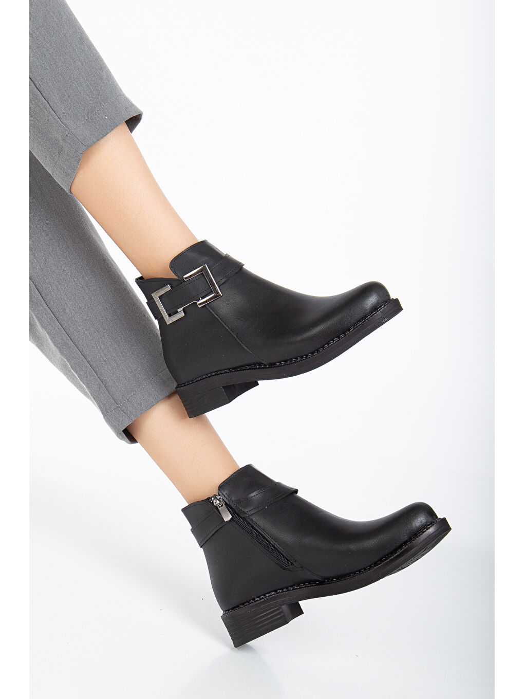 Kadın Siyah Cilt Termo Taban Tokalı Fermuarlı Kısa Topuklu Bot