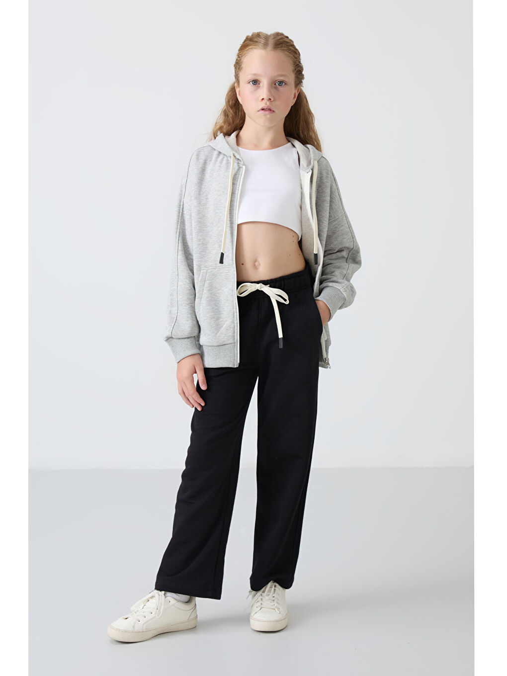 Siyah Pamuklu İçi Tüylü Yumuşak Dokulu Standart Fit Nakışlı Kız Çocuk Eşofman Alt - 75146