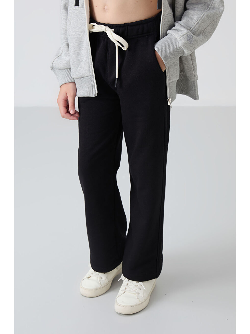 Siyah Pamuklu İçi Tüylü Yumuşak Dokulu Standart Fit Nakışlı Kız Çocuk Eşofman Alt - 75146-2