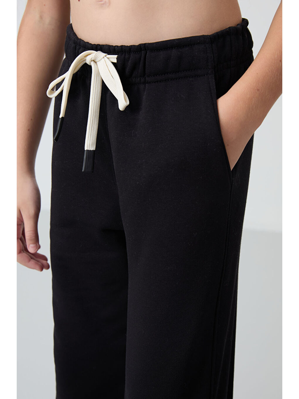 Siyah Pamuklu İçi Tüylü Yumuşak Dokulu Standart Fit Nakışlı Kız Çocuk Eşofman Alt - 75146-4