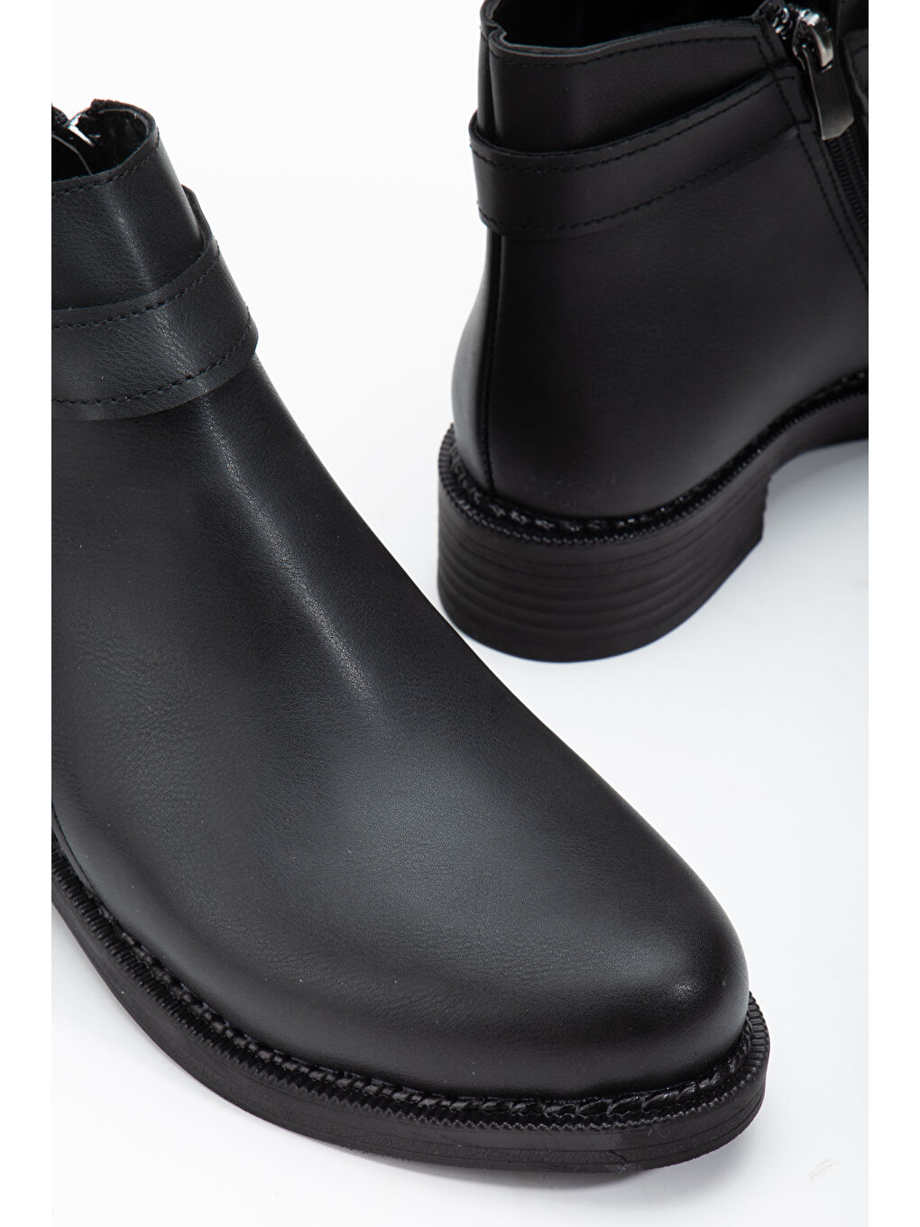 Kadın Siyah Cilt Termo Taban Tokalı Fermuarlı Kısa Topuklu Bot-3