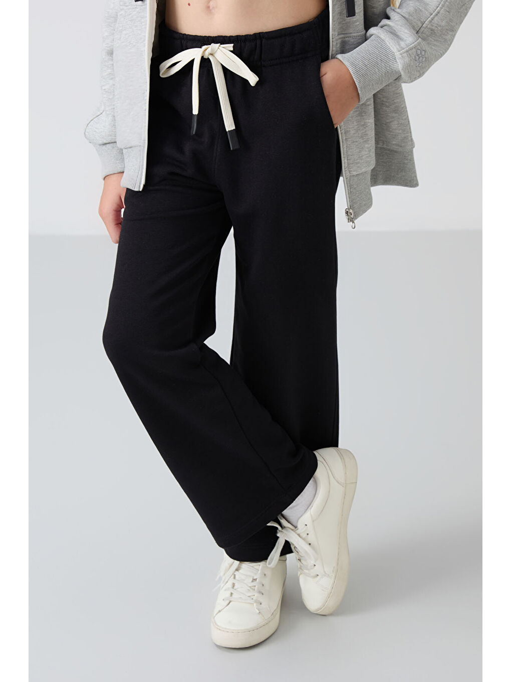 Siyah Pamuklu İçi Tüylü Yumuşak Dokulu Standart Fit Nakışlı Kız Çocuk Eşofman Alt - 75146-6