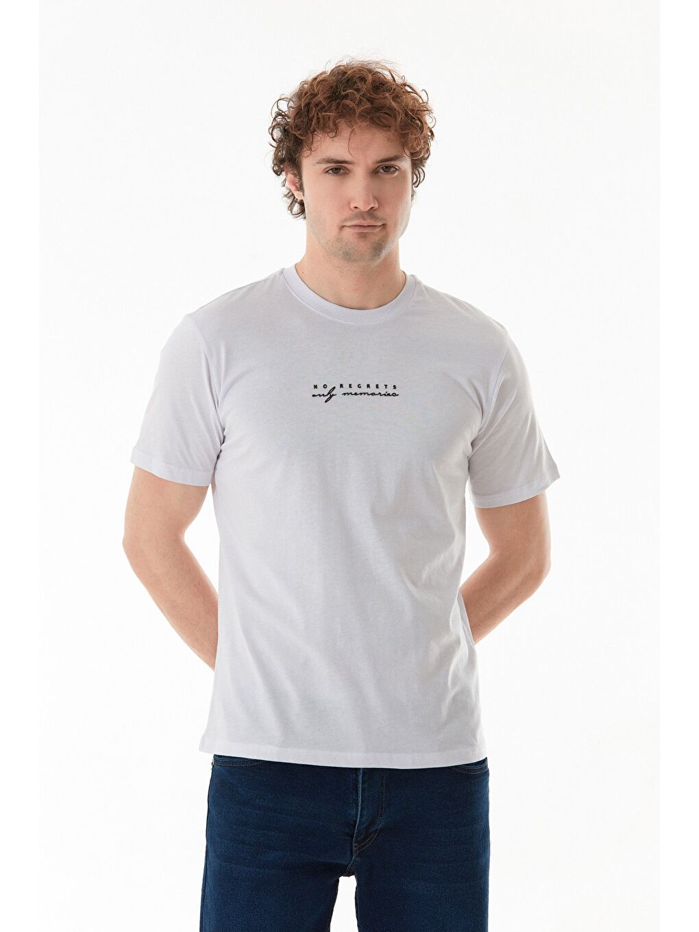 Beyaz Kabartma Baskılı Bisiklet Yaka Tişört