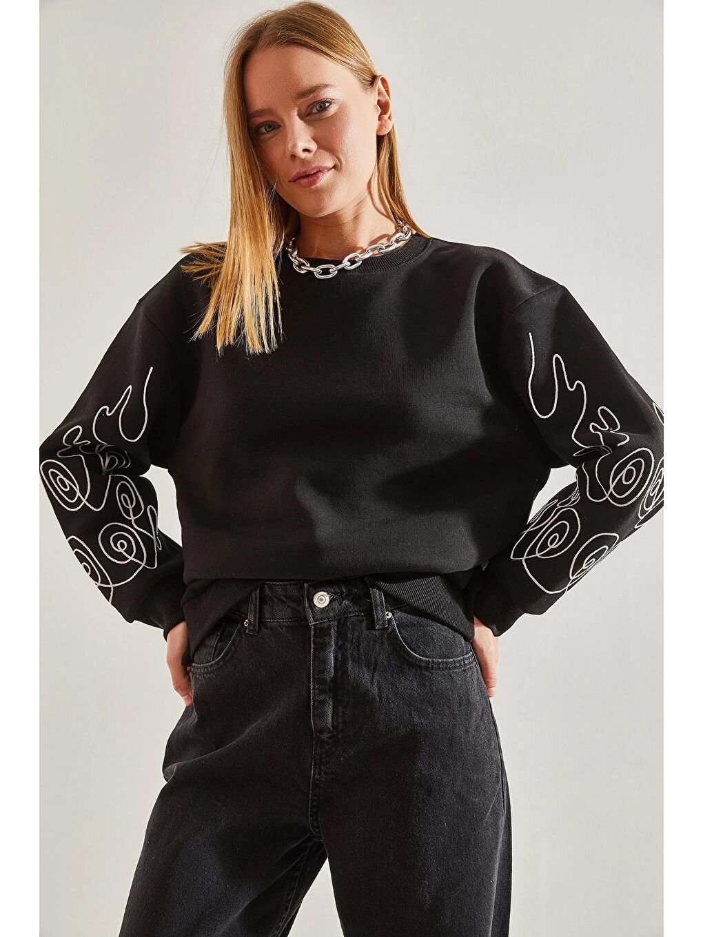 Siyah Kadın Kolu Nakışlı Üç İplik Şardonlu Sweatshirt