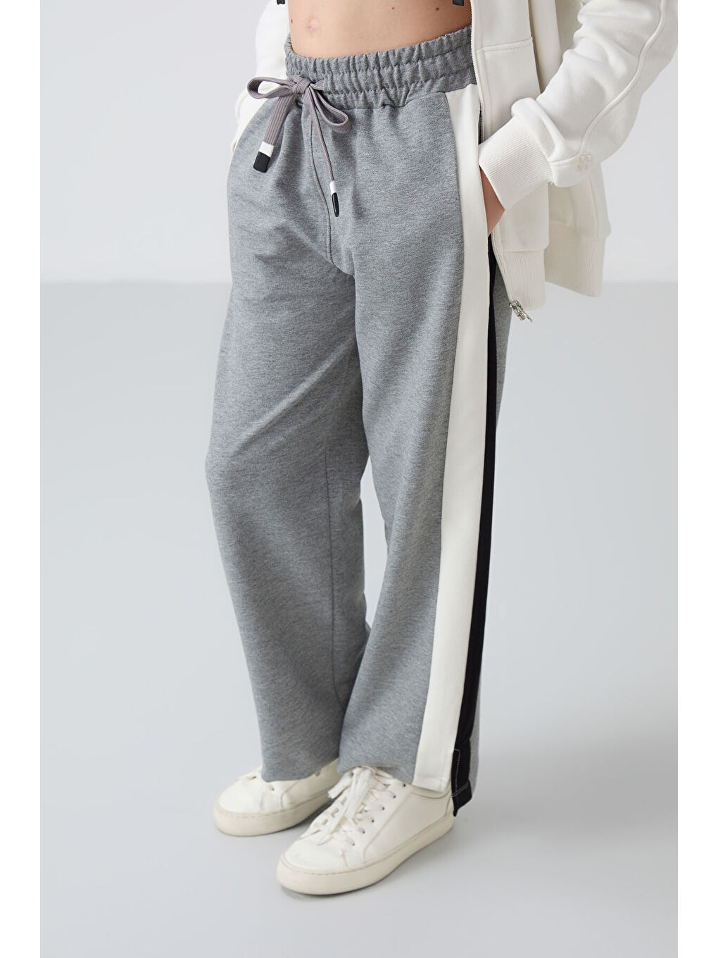 Gri Melanj Yırtmaç Detaylı Cepli Geniş Paça Kız Çocuk Eşofman Alt - 75141-2