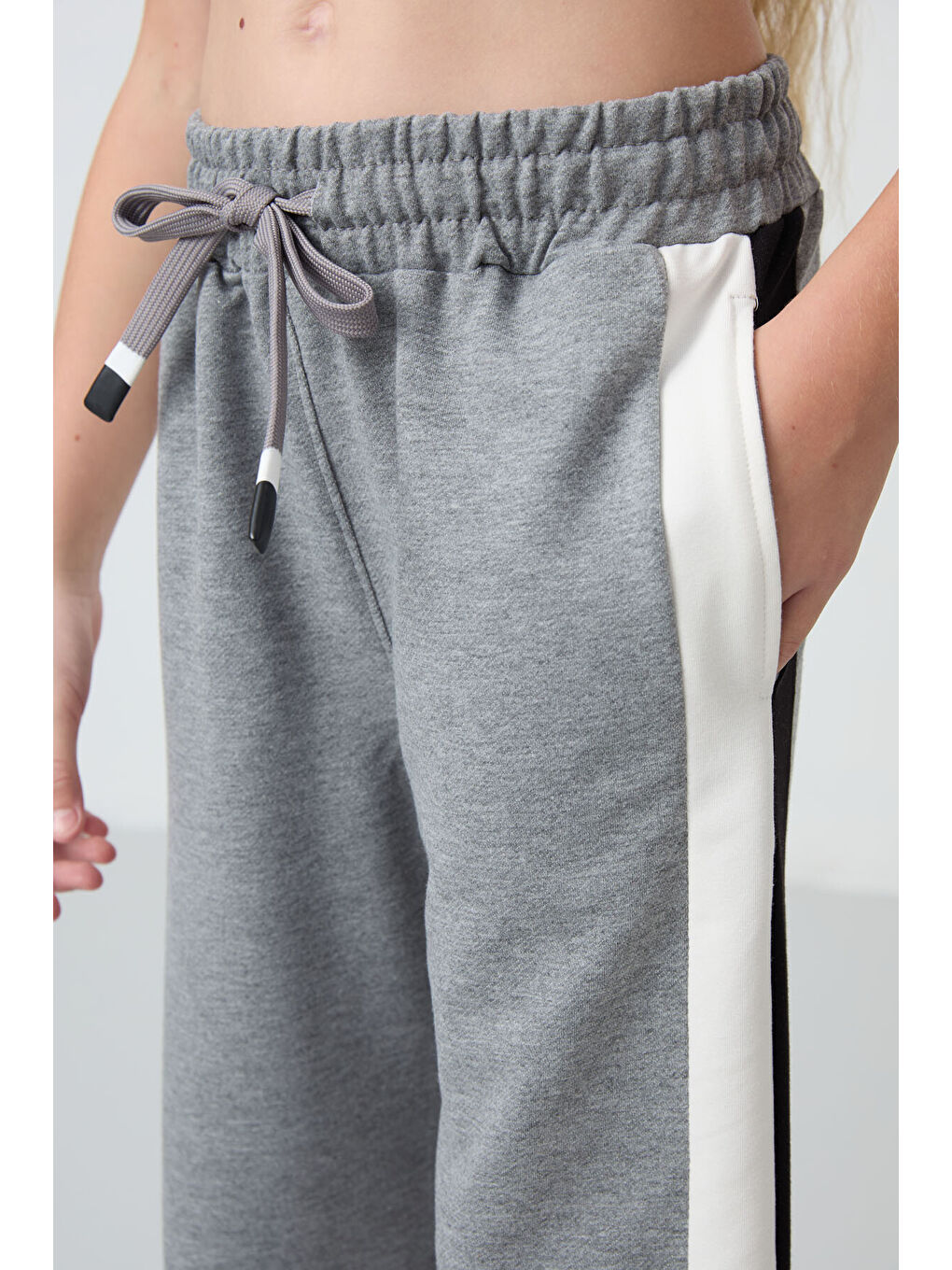 Gri Melanj Yırtmaç Detaylı Cepli Geniş Paça Kız Çocuk Eşofman Alt - 75141-4