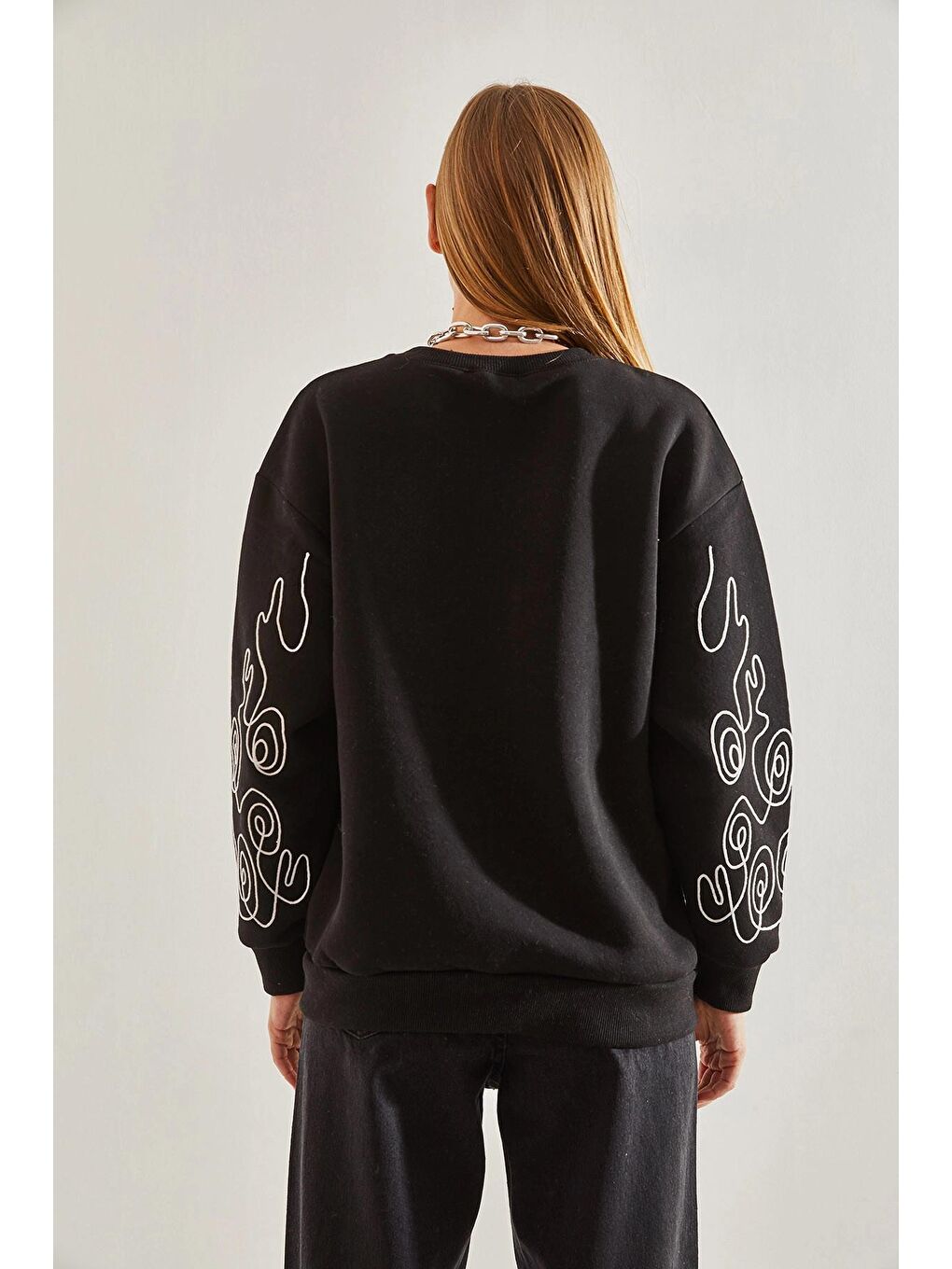 Siyah Kadın Kolu Nakışlı Üç İplik Şardonlu Sweatshirt-1
