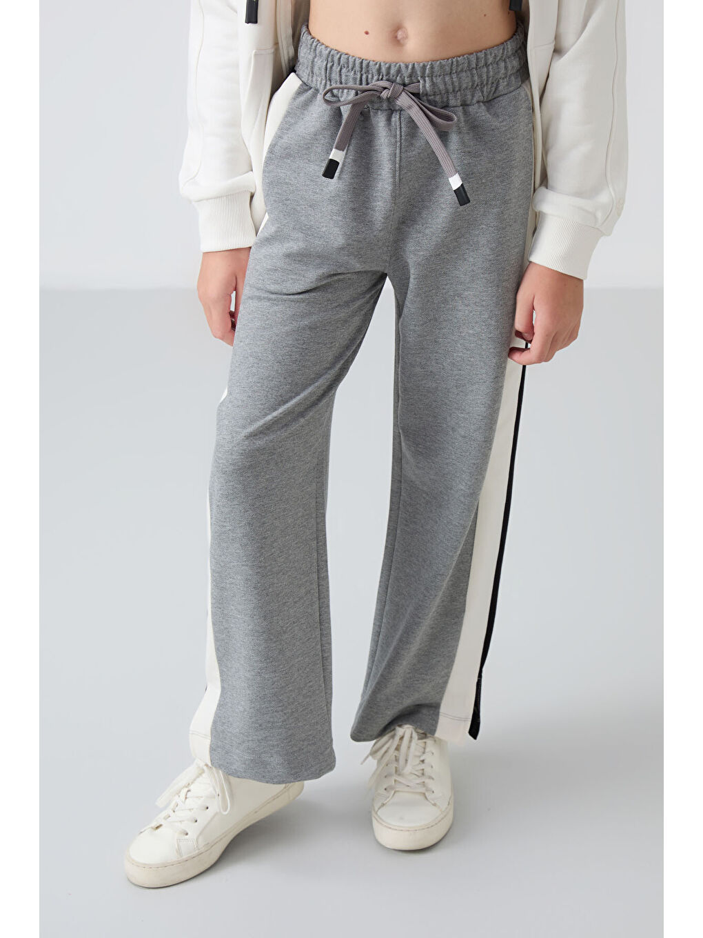 Gri Melanj Yırtmaç Detaylı Cepli Geniş Paça Kız Çocuk Eşofman Alt - 75141-6