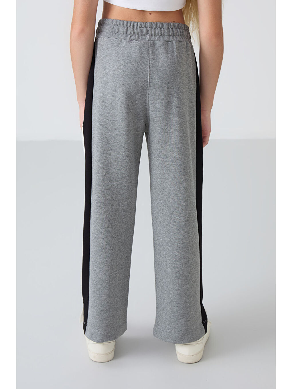 Gri Melanj Yırtmaç Detaylı Cepli Geniş Paça Kız Çocuk Eşofman Alt - 75141-8