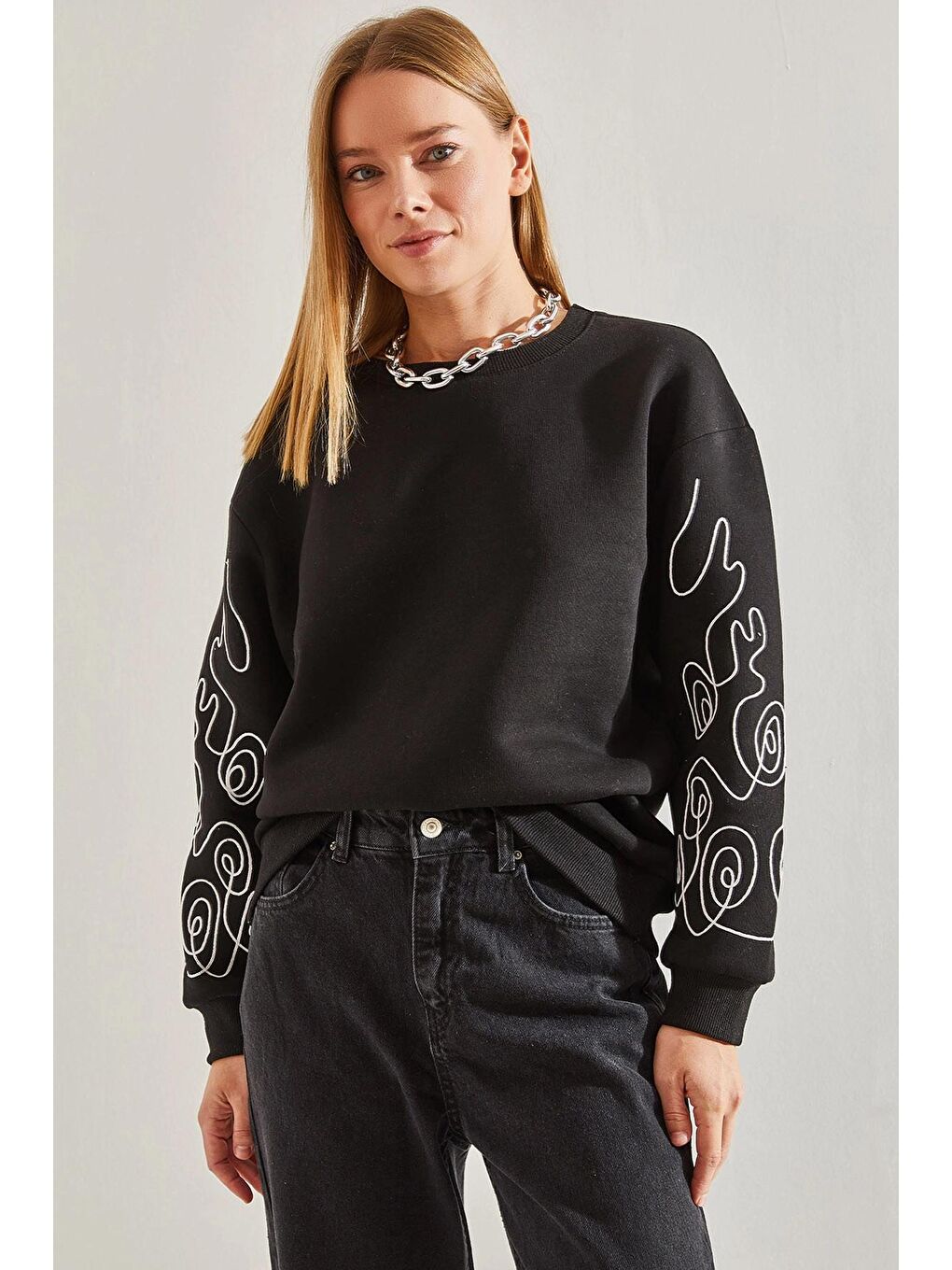 Siyah Kadın Kolu Nakışlı Üç İplik Şardonlu Sweatshirt-2