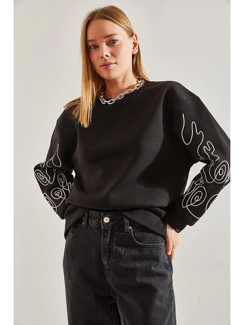 Siyah Kadın Kolu Nakışlı Üç İplik Şardonlu Sweatshirt-3