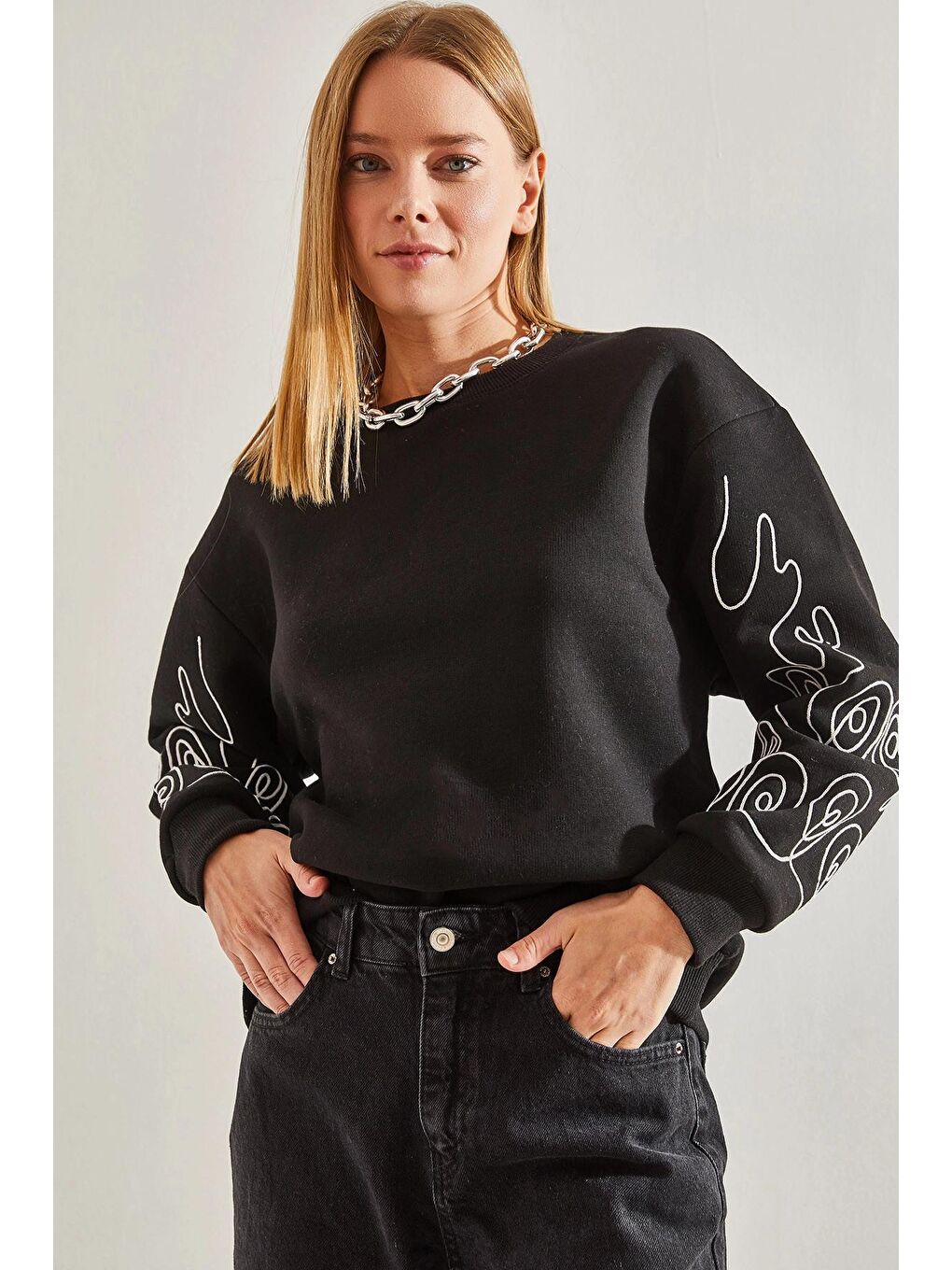 Siyah Kadın Kolu Nakışlı Üç İplik Şardonlu Sweatshirt-4