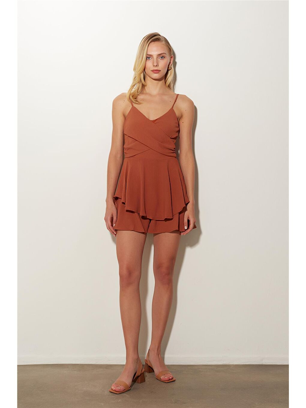 Kahverengi Fırfırlı Askılı Şort Tulum SS23D4793KA