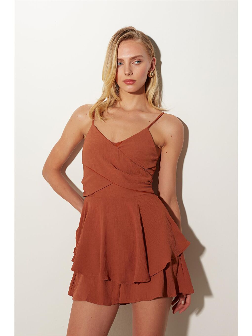 Kahverengi Fırfırlı Askılı Şort Tulum SS23D4793KA-1