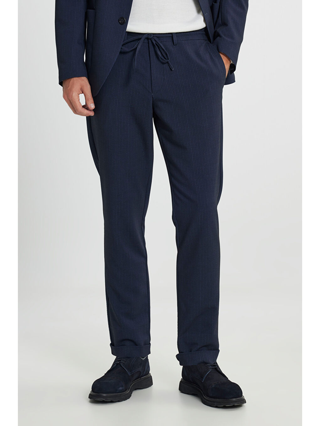 Erkek Lacivert Slim Fit Dar Kesim Mono Yaka Beli Bağlamalı Çizgili Torba Cepli Takım Elbise-9