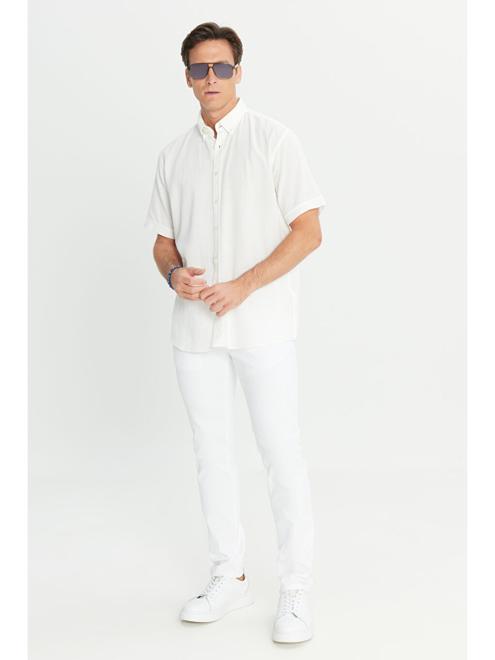 Erkek Beyaz %100 Pamuk Comfort Fit Rahat Kesim Düğmeli Gömlek Yaka Armürlü Gömlek-1