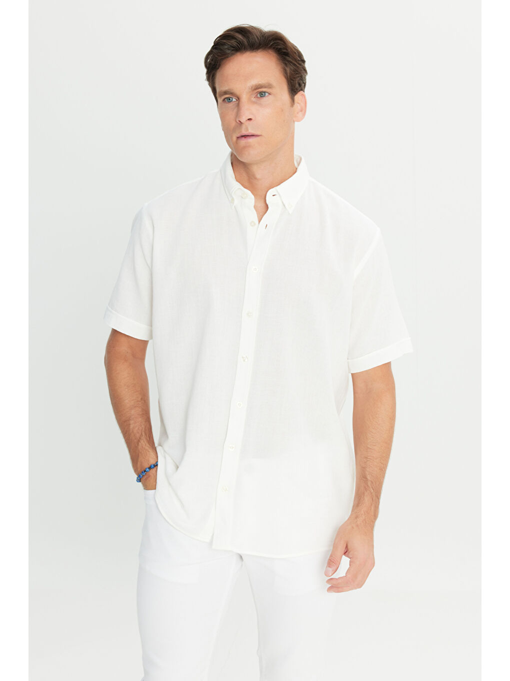 Erkek Beyaz %100 Pamuk Comfort Fit Rahat Kesim Düğmeli Gömlek Yaka Armürlü Gömlek-3