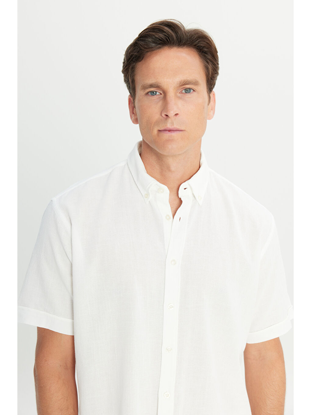 Erkek Beyaz %100 Pamuk Comfort Fit Rahat Kesim Düğmeli Gömlek Yaka Armürlü Gömlek-4