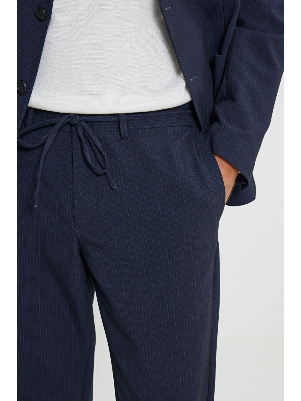 Erkek Lacivert Slim Fit Dar Kesim Mono Yaka Beli Bağlamalı Çizgili Torba Cepli Takım Elbise-11