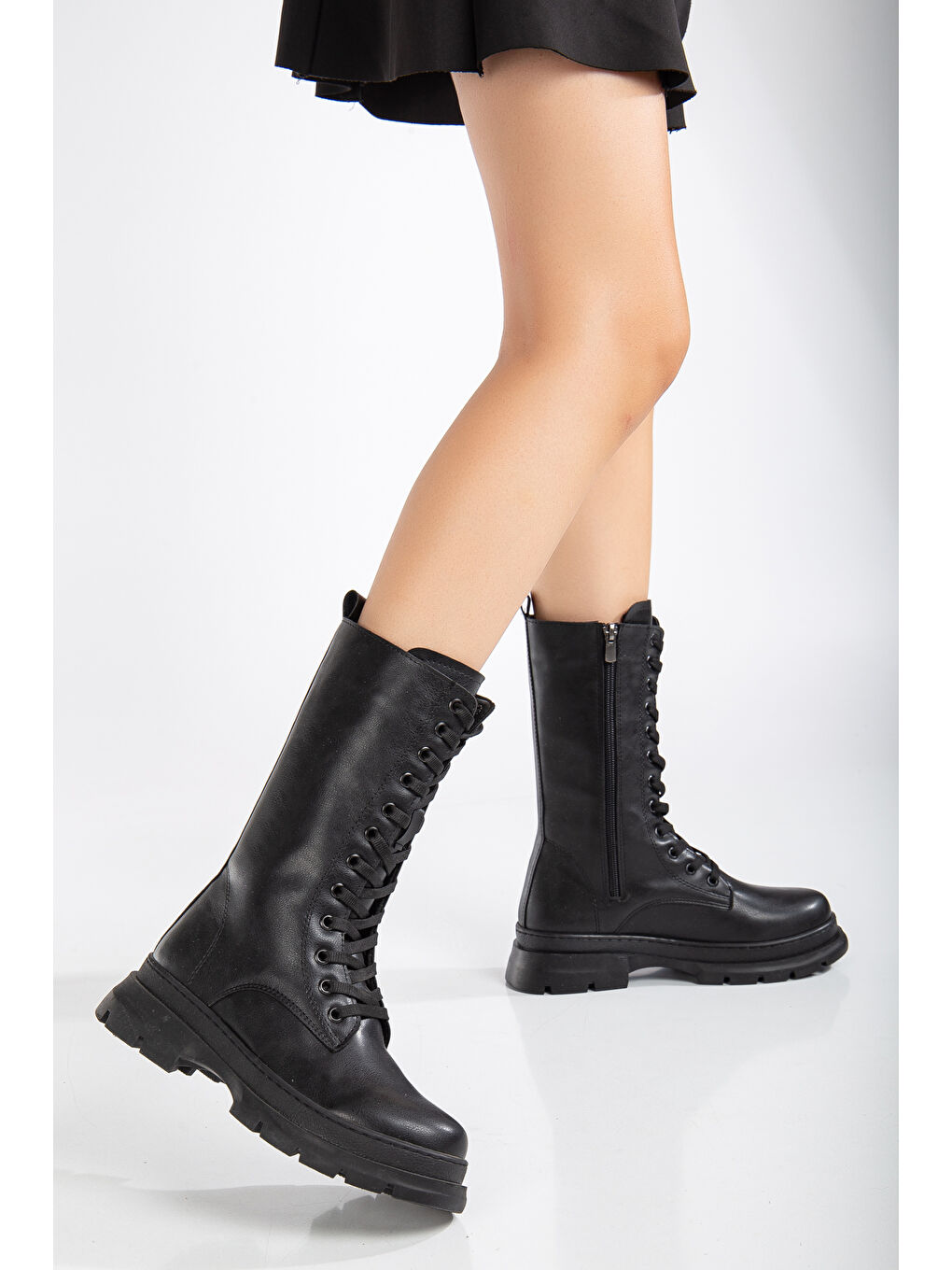 Kadın Siyah Kalın Termo Taban Bağcıklı ve Fermuarlı Çizme