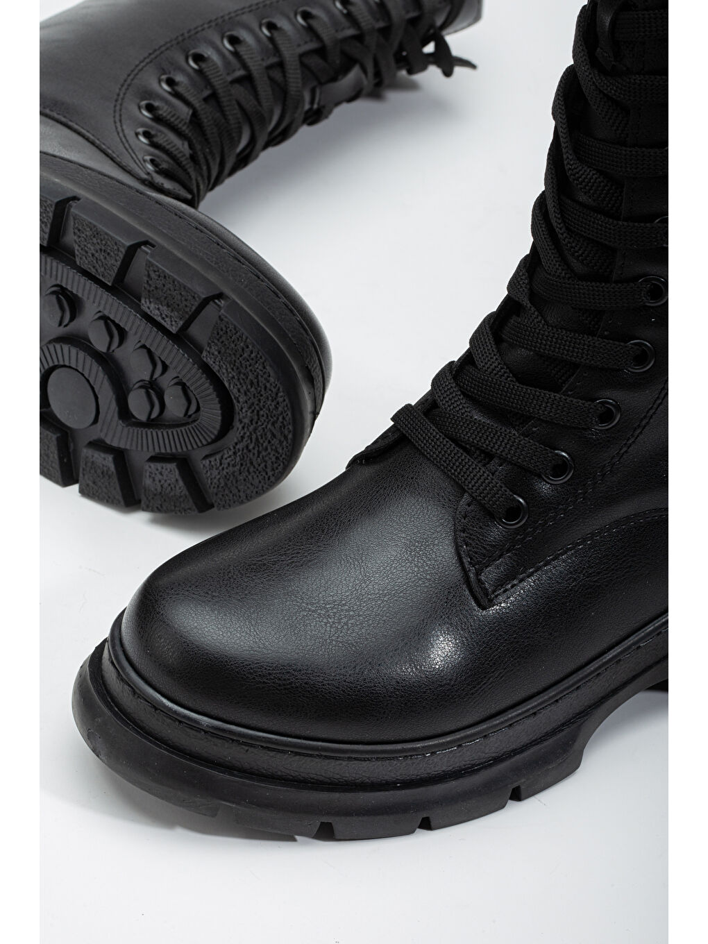 Kadın Siyah Kalın Termo Taban Bağcıklı ve Fermuarlı Çizme-3