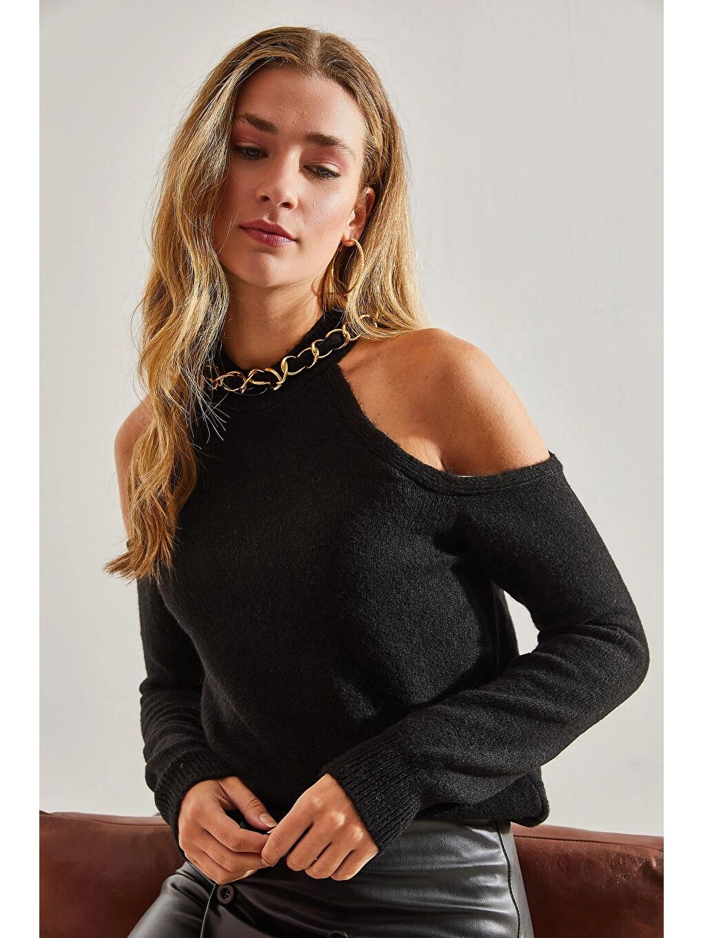 Siyah Kadın Omzu Açık Yaka Zincirli Triko Kazak-2