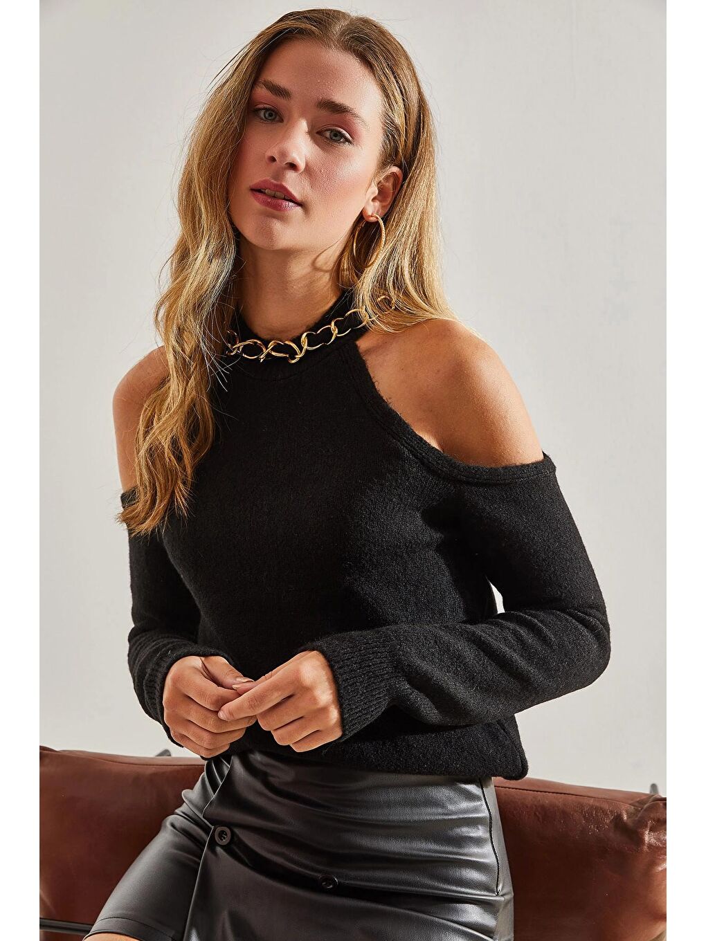 Siyah Kadın Omzu Açık Yaka Zincirli Triko Kazak-3