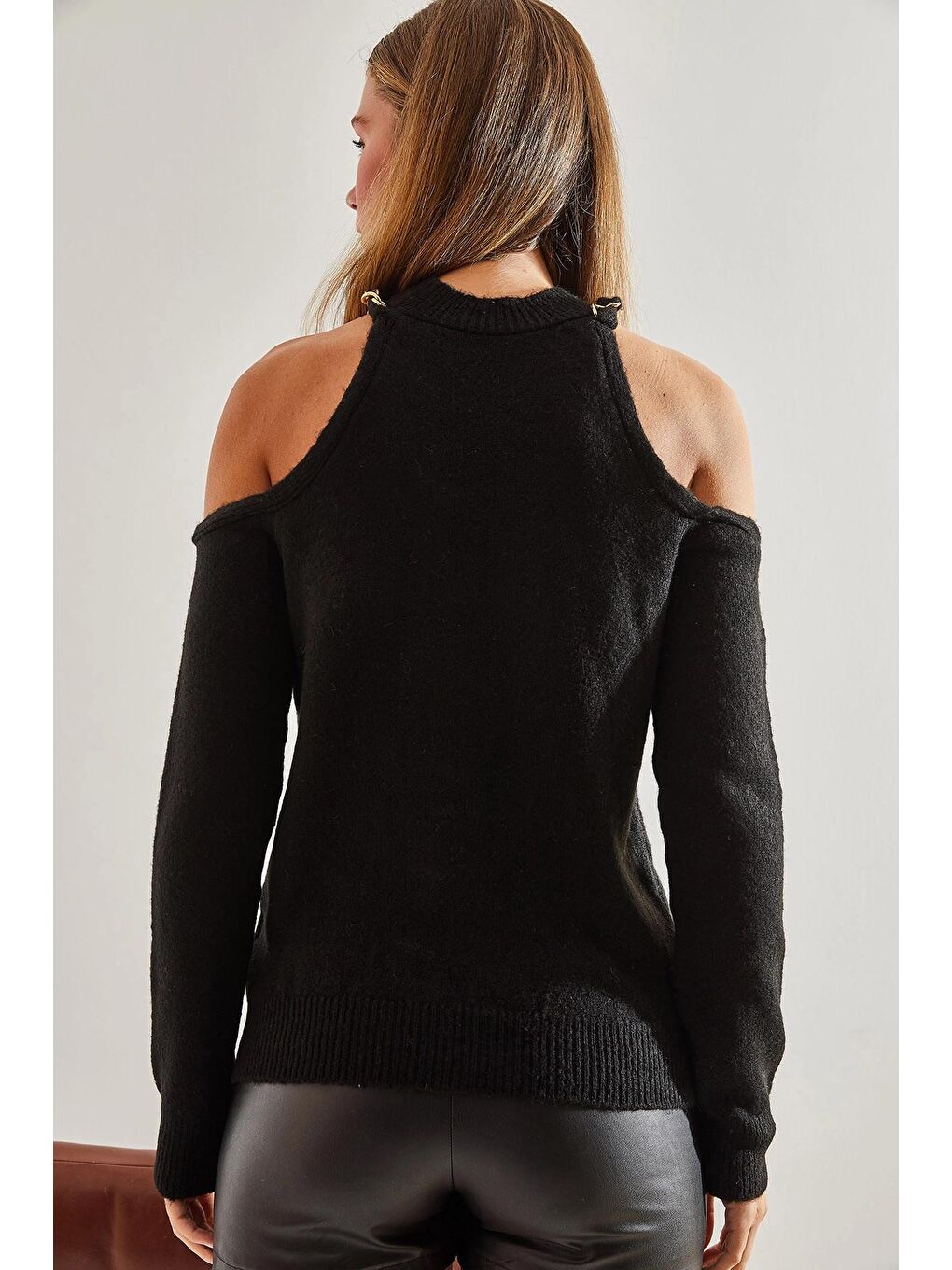 Siyah Kadın Omzu Açık Yaka Zincirli Triko Kazak-4