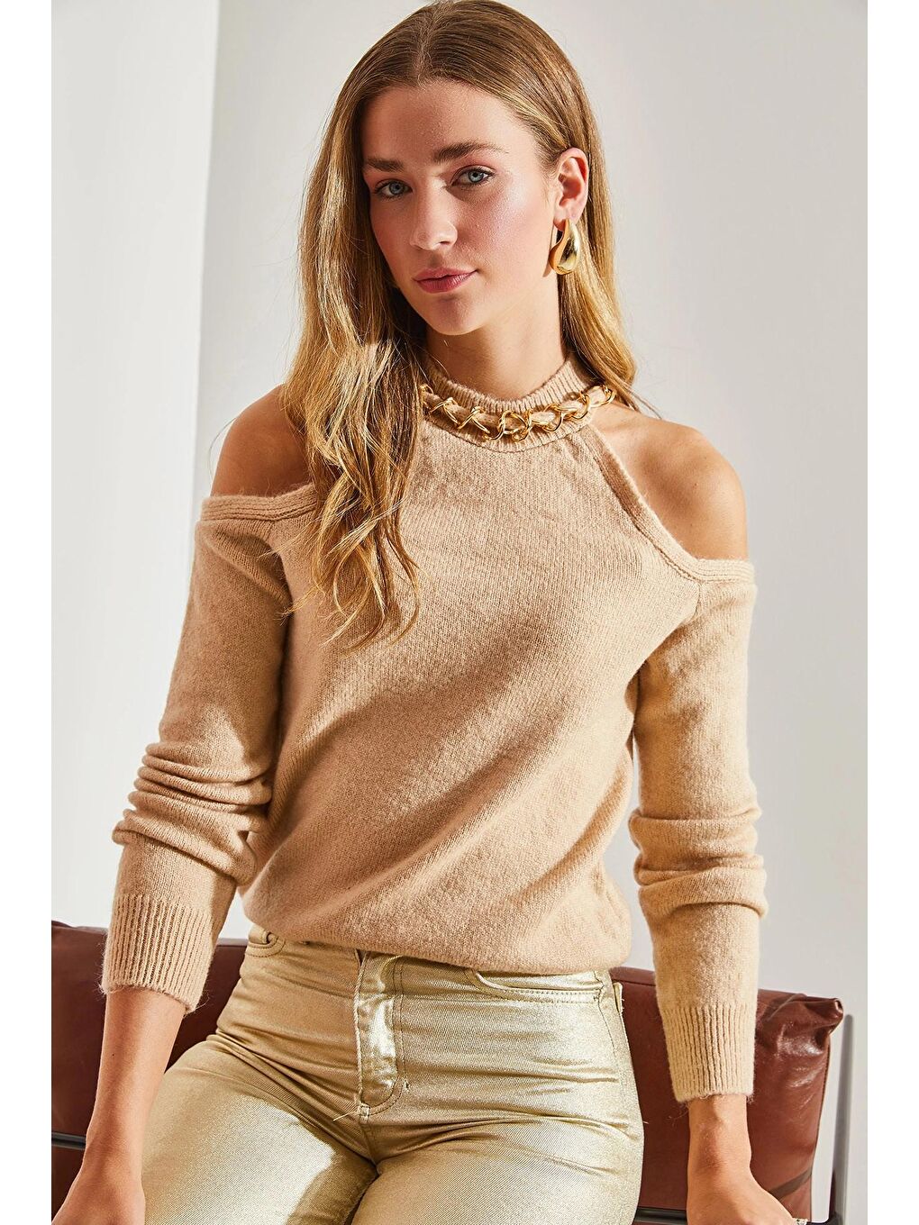 Bej Kadın Omzu Açık Yaka Zincirli Triko Kazak-2