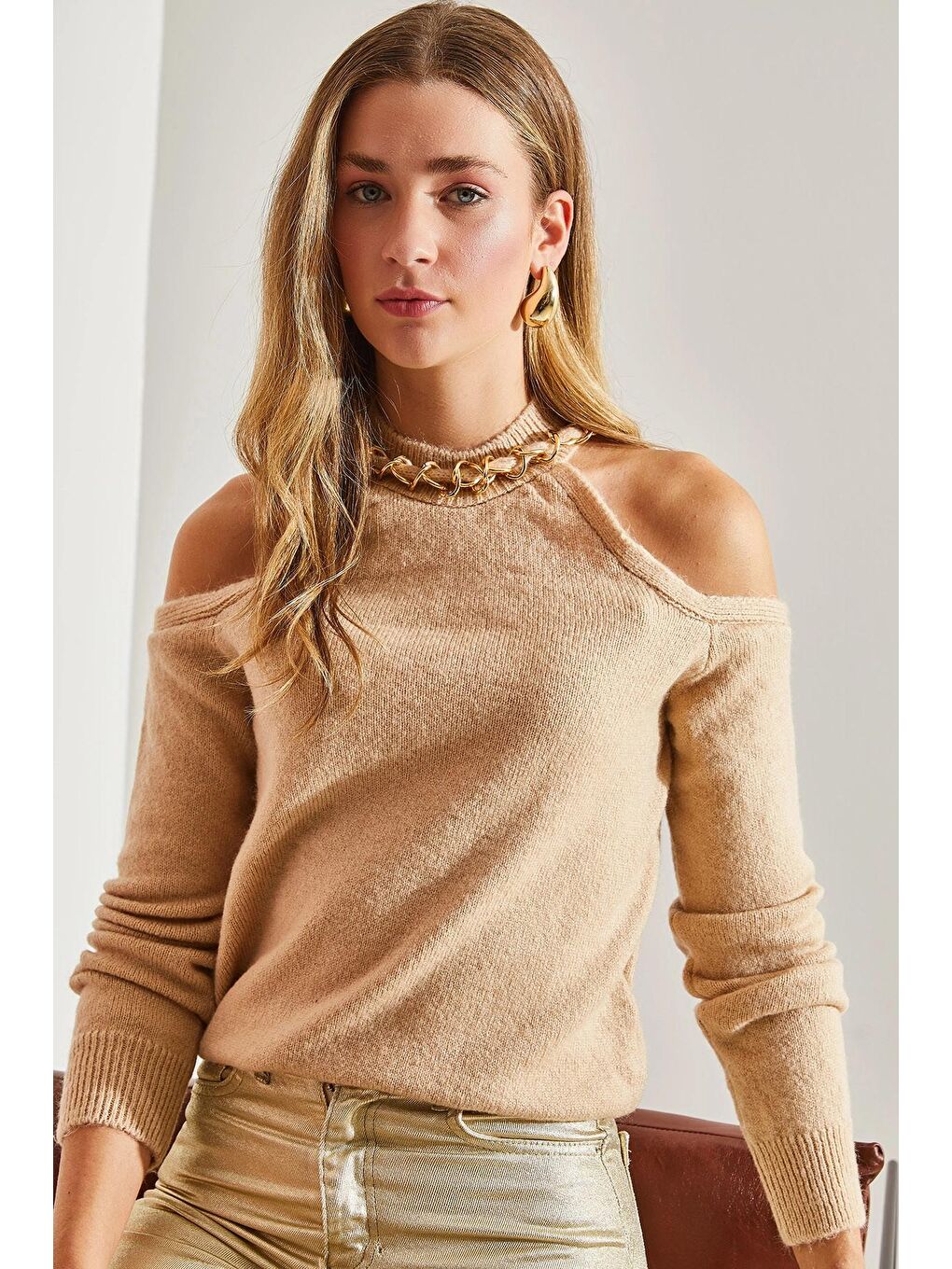 Bej Kadın Omzu Açık Yaka Zincirli Triko Kazak-3