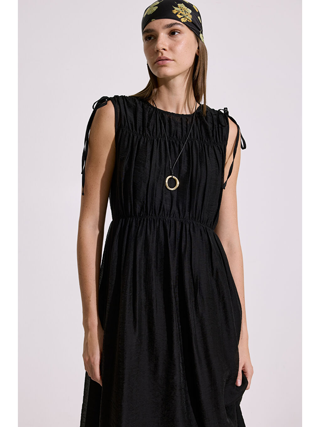 Büzgü Bağlamalı Detaylı Kolsuz Elbise Siyah-1