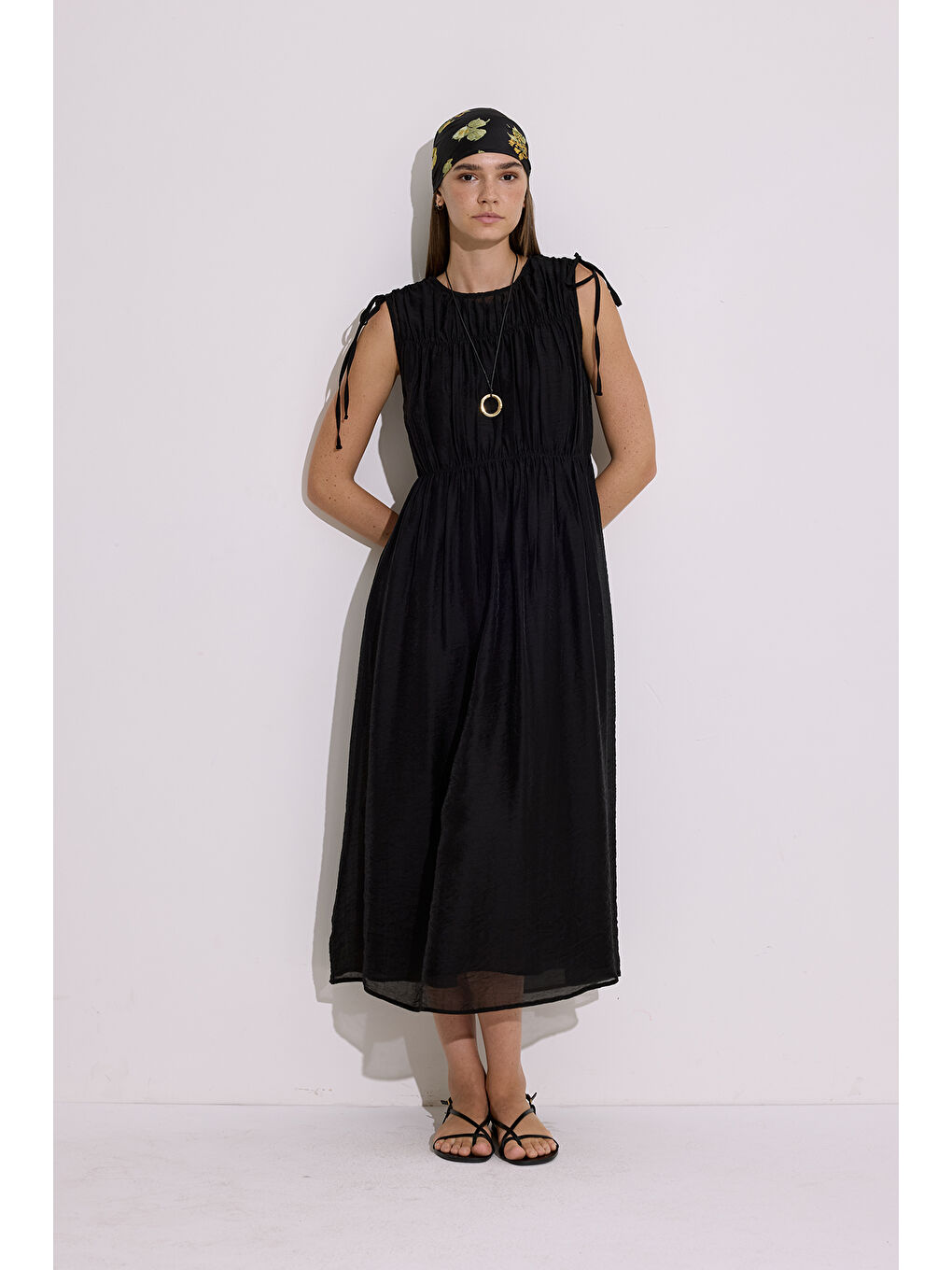 Büzgü Bağlamalı Detaylı Kolsuz Elbise Siyah-2