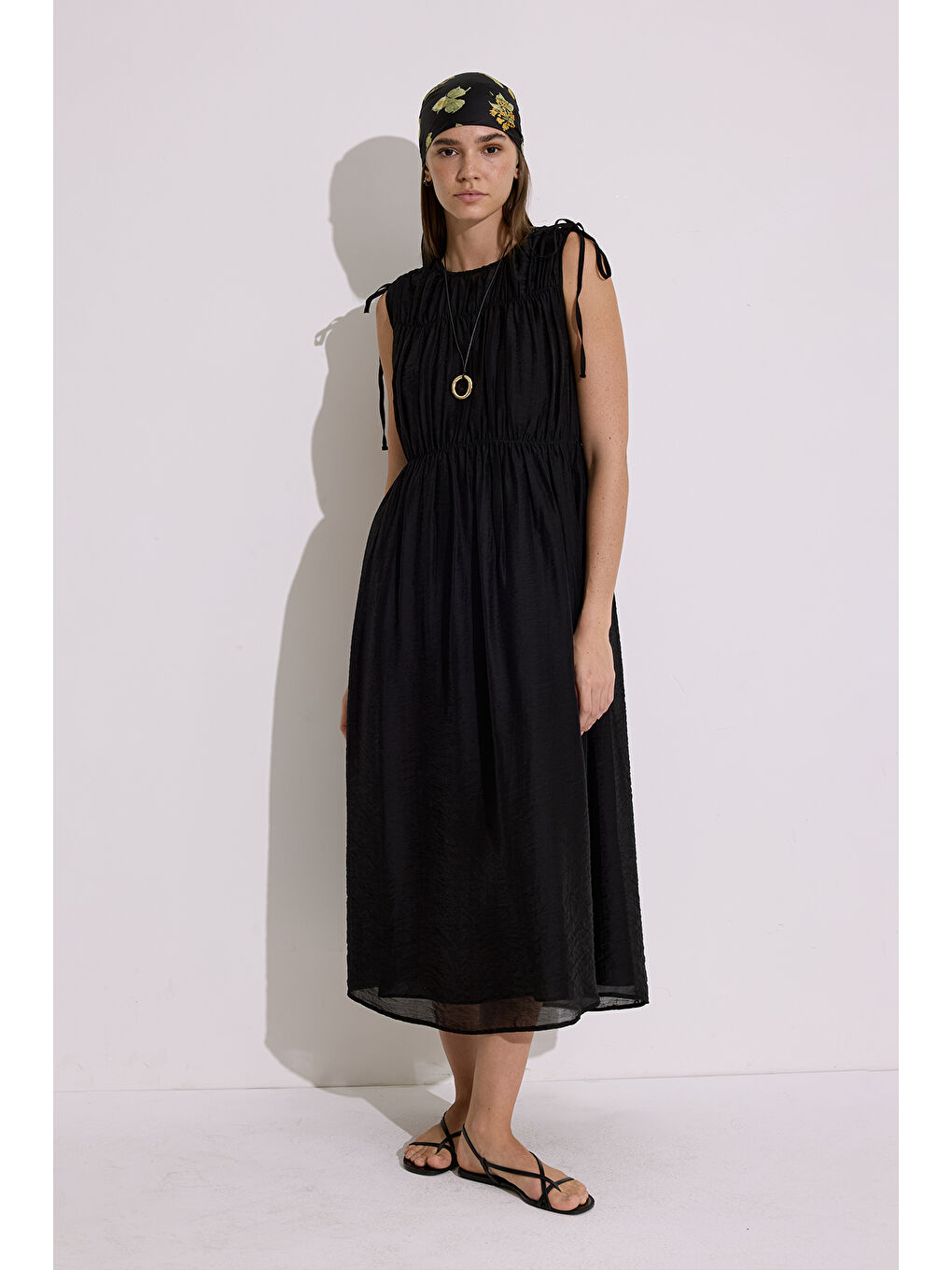 Büzgü Bağlamalı Detaylı Kolsuz Elbise Siyah-4