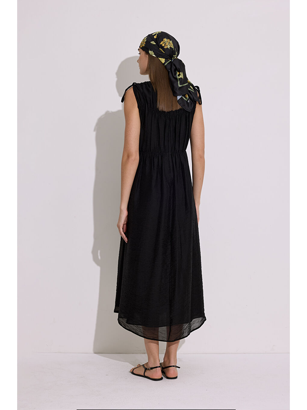 Büzgü Bağlamalı Detaylı Kolsuz Elbise Siyah-5