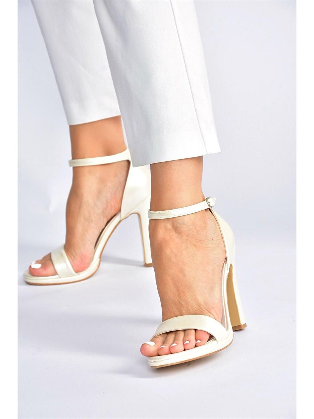 Ekru Sedef Tek Bantlı Kalın Topuklu Kadın Ayakkabı M348072309