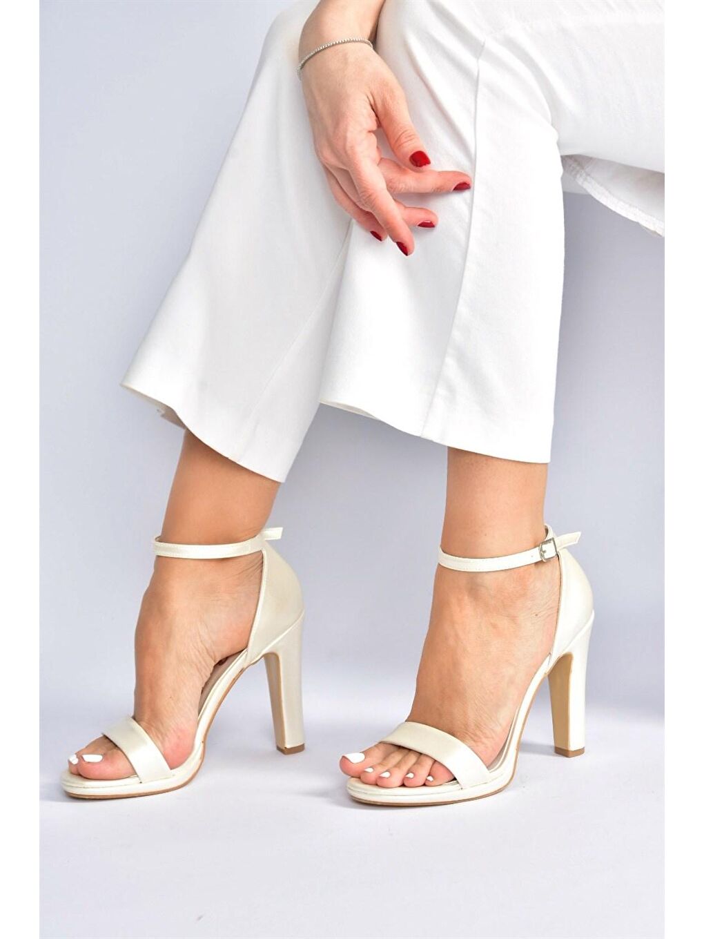 Ekru Sedef Tek Bantlı Kalın Topuklu Kadın Ayakkabı M348072309-1