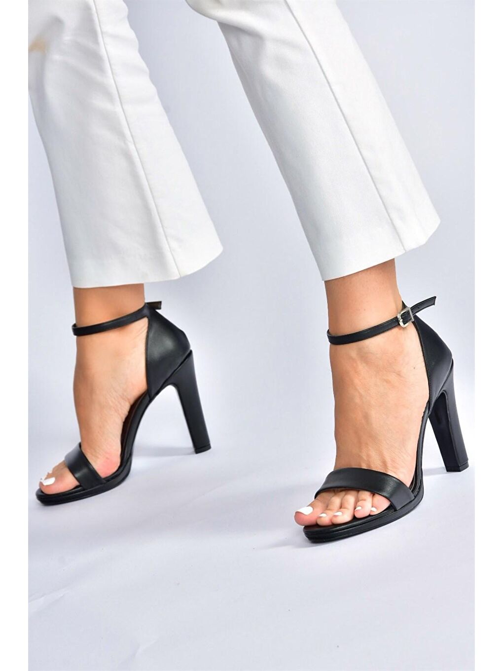 Siyah Tek Bantlı Kalın Topuklu Kadın Ayakkabı M348072309-1
