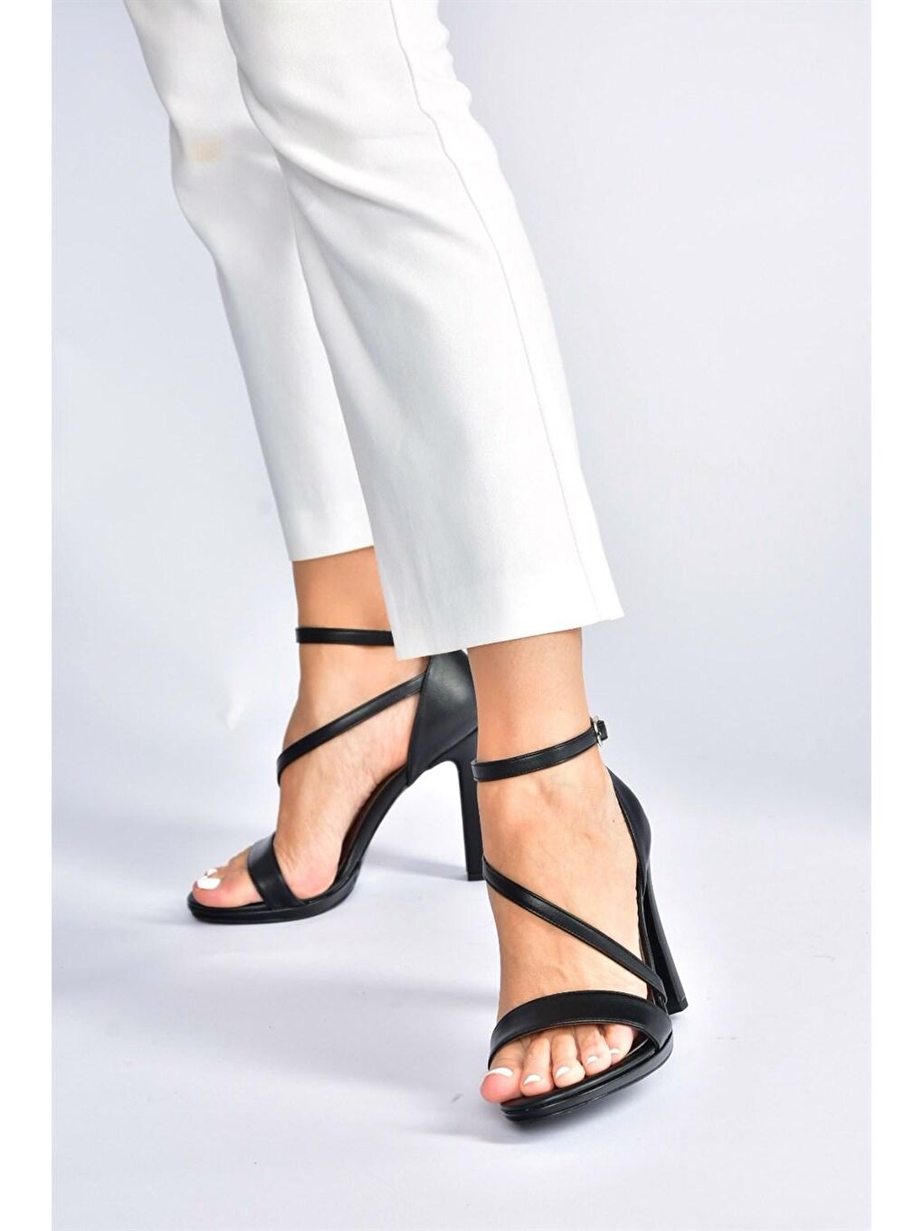 Siyah Kalın Topuklu Kadın Ayakkabı M348072209-3