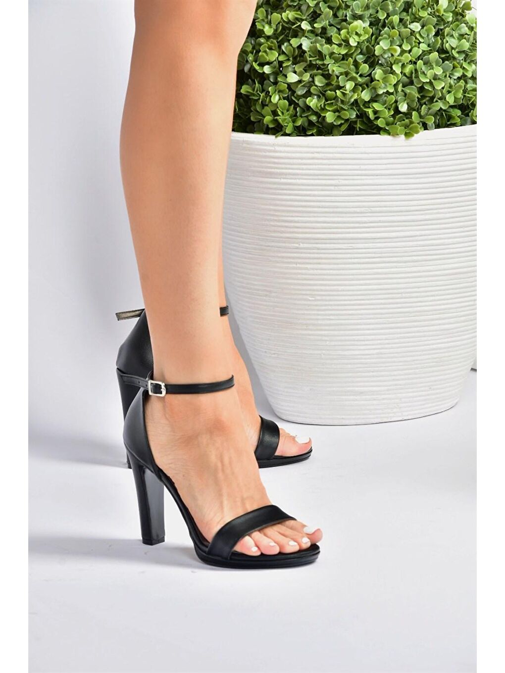 Siyah Tek Bantlı Kalın Topuklu Kadın Ayakkabı M348072309-2