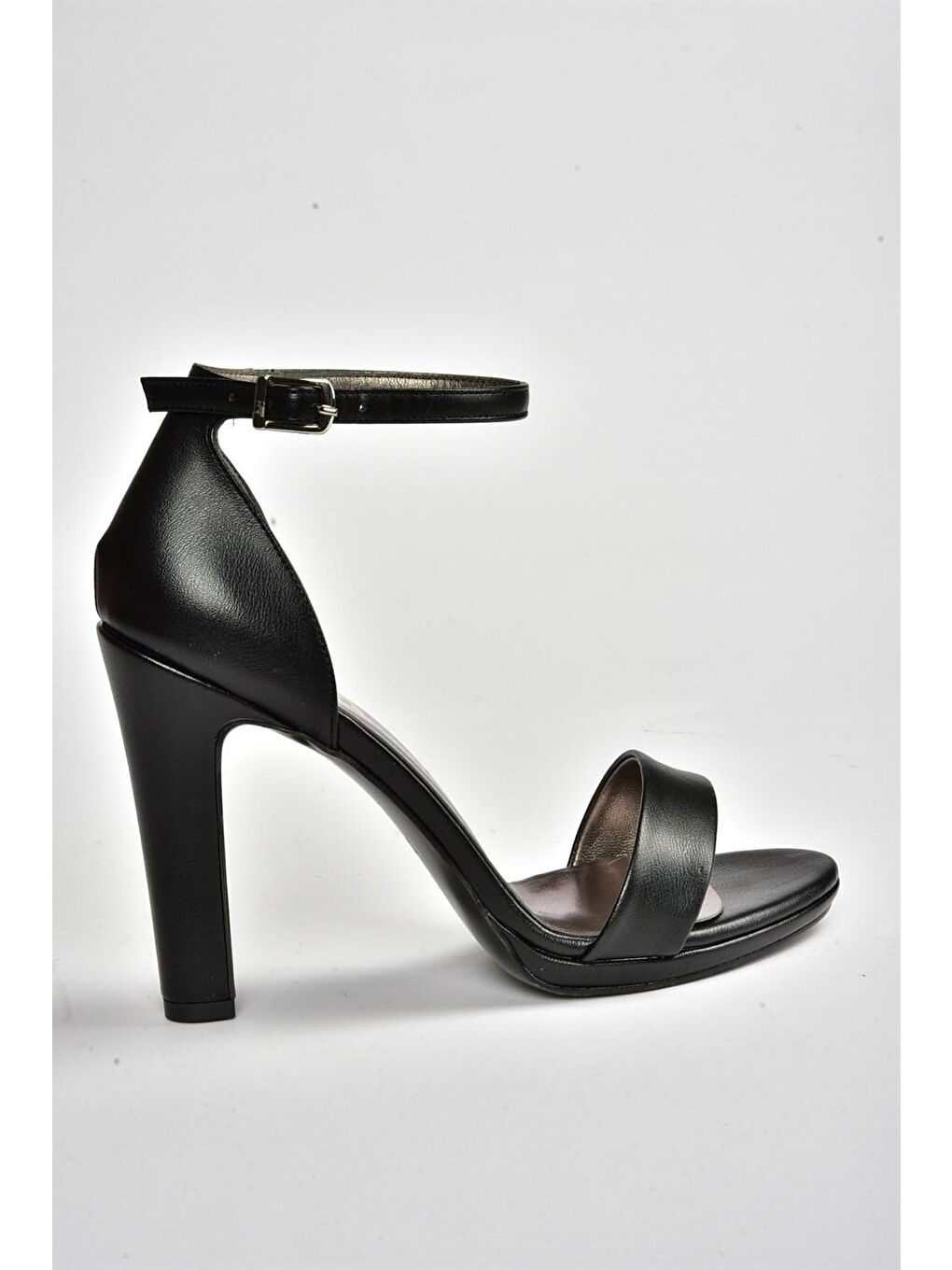Siyah Tek Bantlı Kalın Topuklu Kadın Ayakkabı M348072309-4