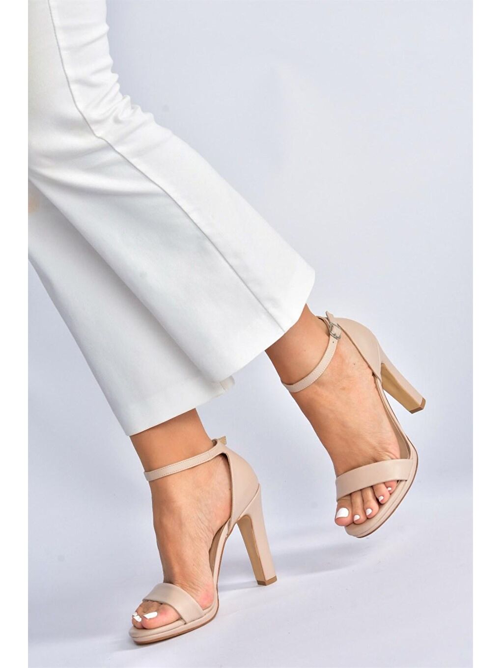 Fox Shoes Bej Ten Tek Bantlı Kalın Topuklu Kadın Ayakkabı M348072309