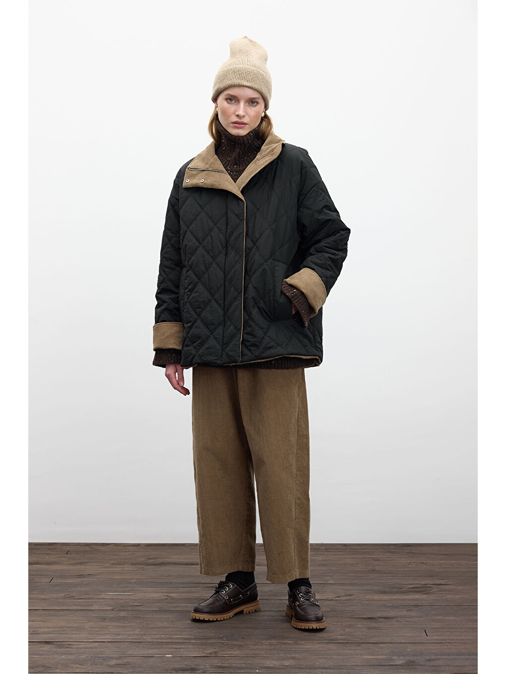 Kapitone Kadife Detaylı Mont Siyah-4