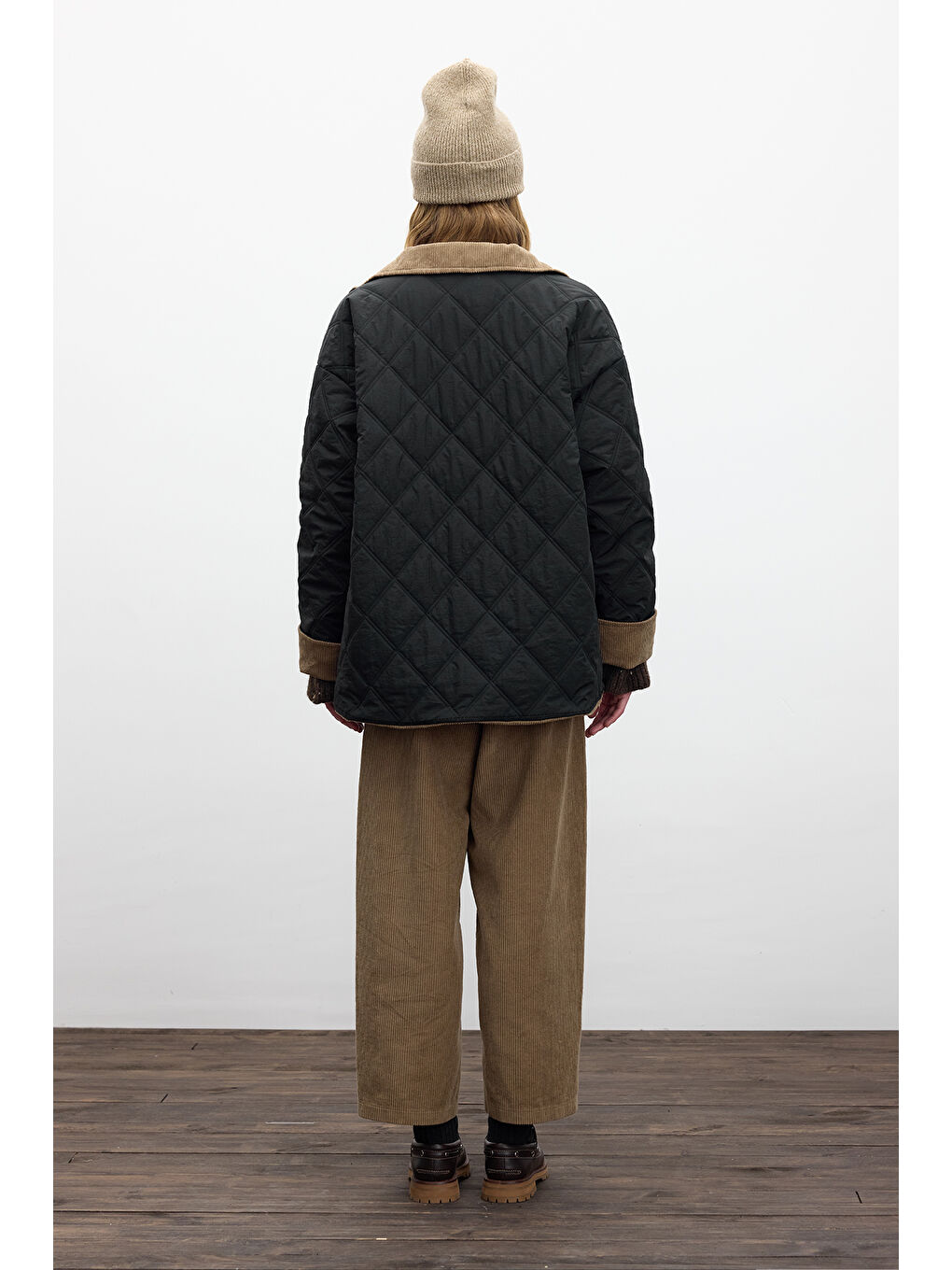 Kapitone Kadife Detaylı Mont Siyah-7