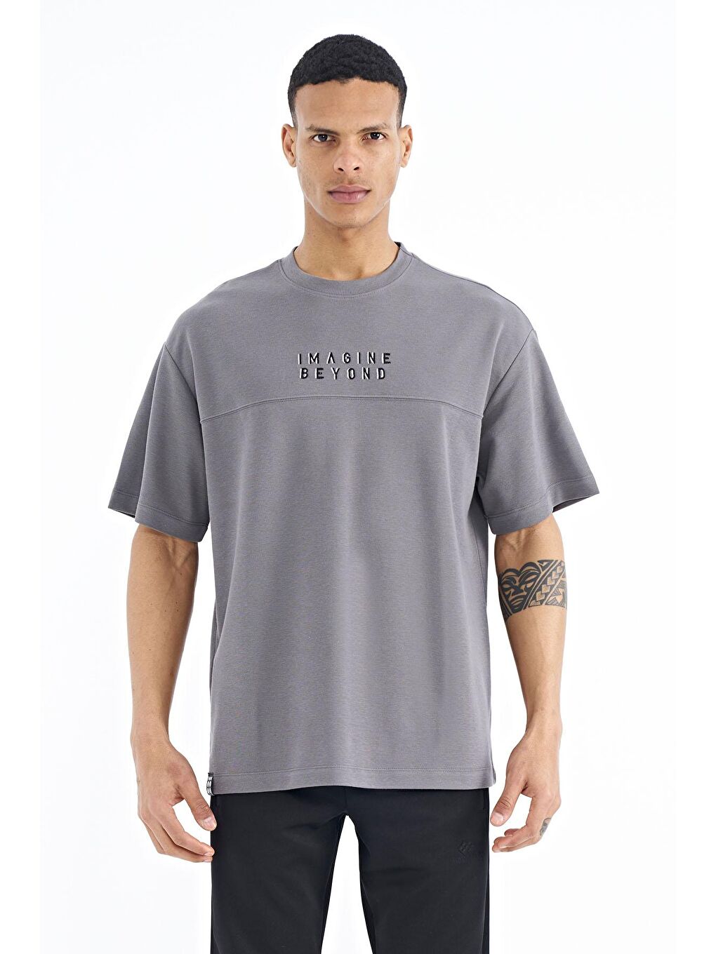 TOMMYLIFE Koyu Gri Yazı Nakışlı Oversize O Yaka Erkek T-Shirt - 88178