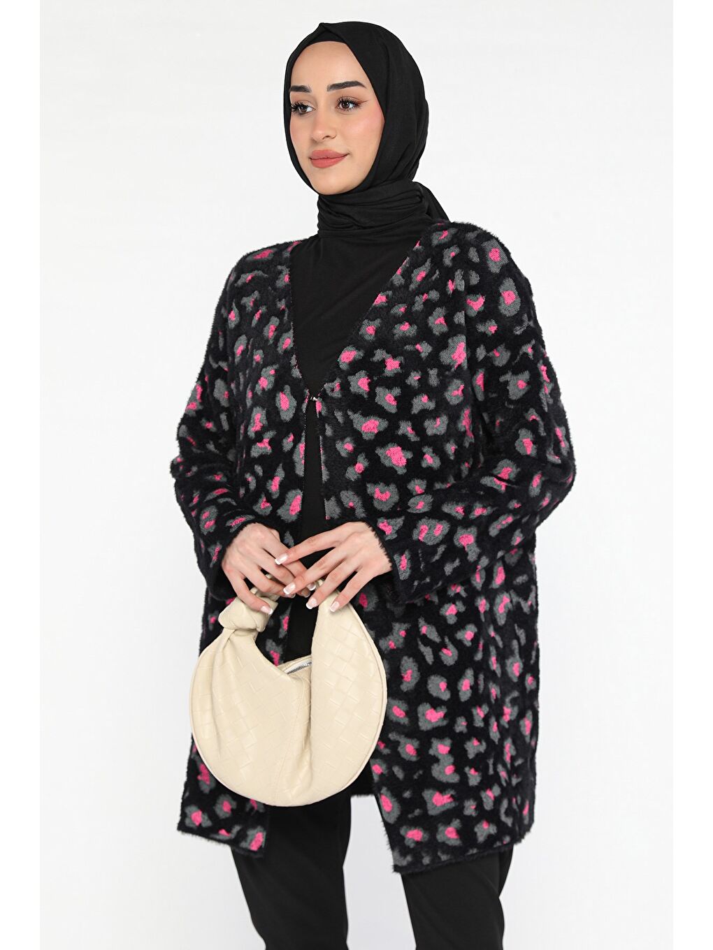 Siyah Leopar Desenli Sakallı Tesettür Triko Hırka-3