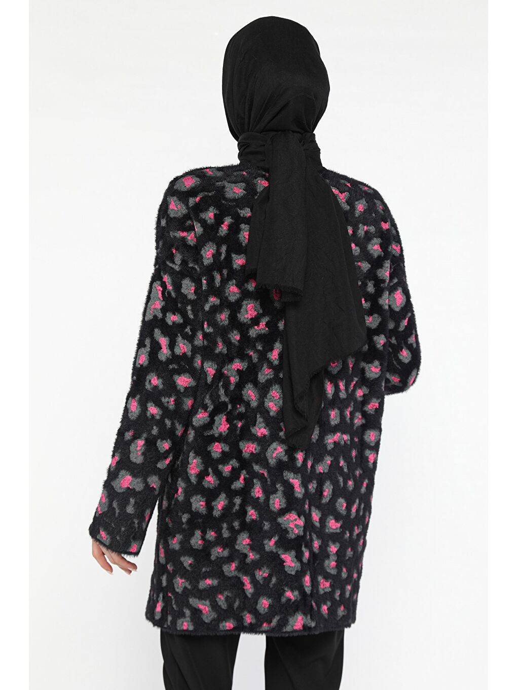 Siyah Leopar Desenli Sakallı Tesettür Triko Hırka-5