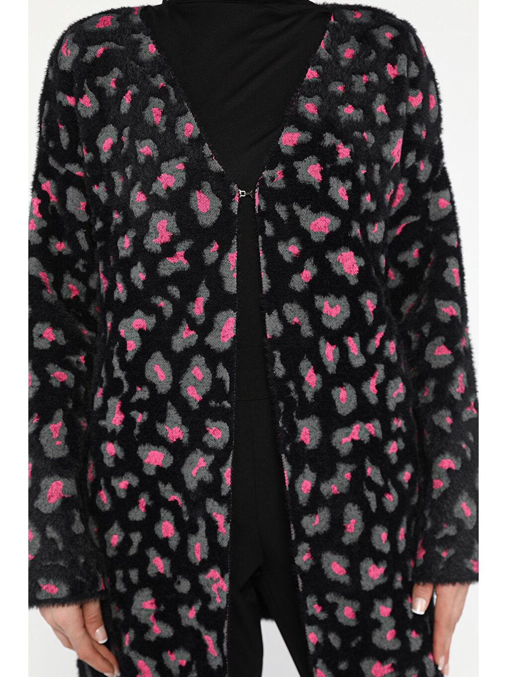 Siyah Leopar Desenli Sakallı Tesettür Triko Hırka-6