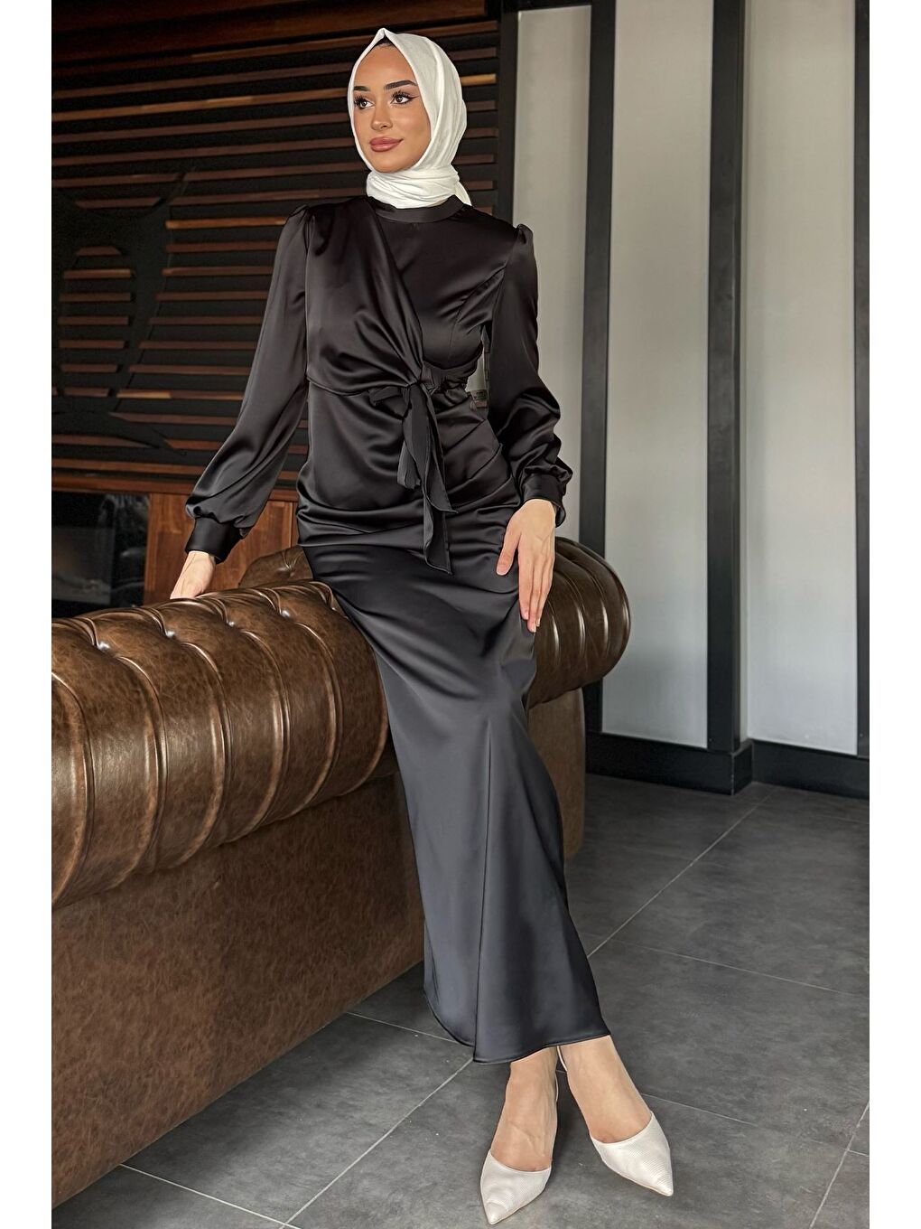 Siyah Yan Bağlama Detaylı Drapeli Tesettür Saten Abiye Elbise-1