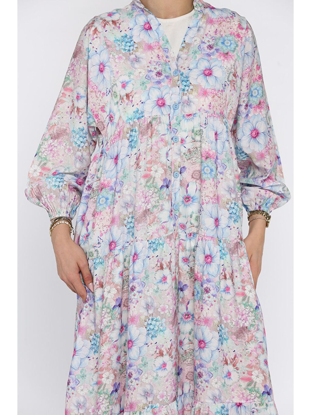 Mavi Bilek Lastikli Ön Düğme Detaylı Desenli Yazlık Tesettür Elbise-8